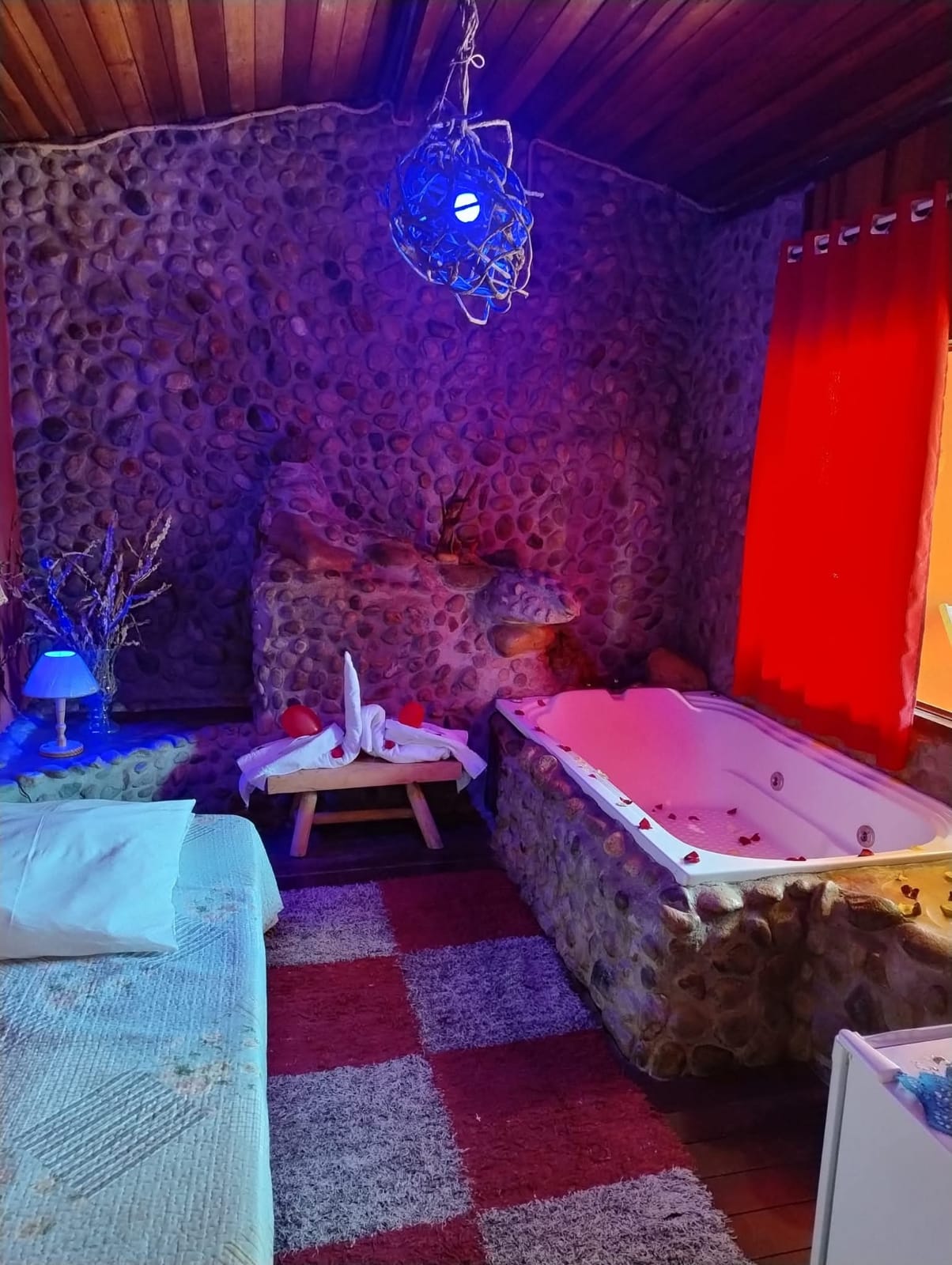 Chalé Laranja — hidromassagem decorada com pétalas e balões
